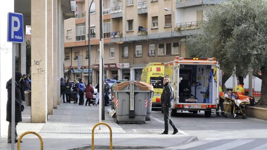 Imagen del despliegue de ambulancias en la plaza Comte de Reus ayer. Foto: alfredo gonzàlez.