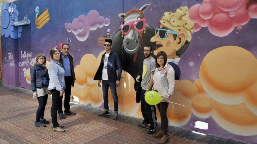 El grafit del carrer del Vent llueix amb els elements del Seguici Festiu de la ciutat com a protagonistes. Foto: Alfredo González