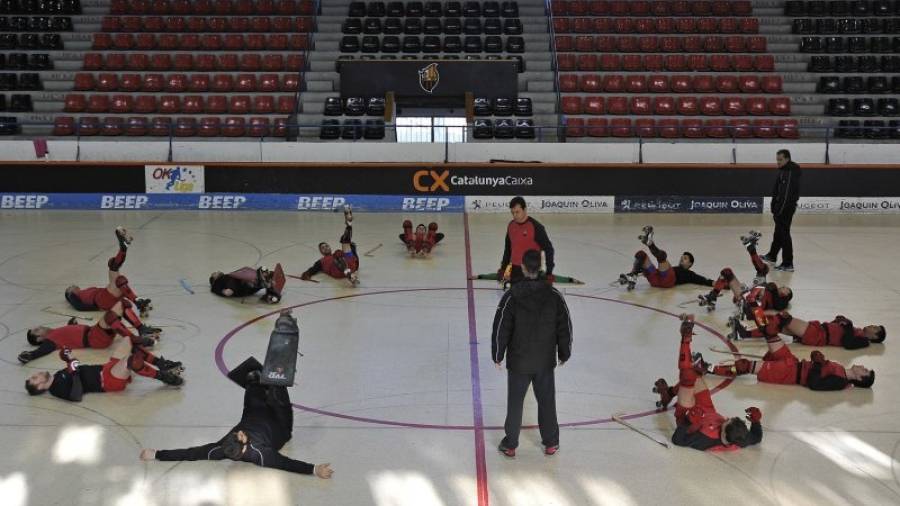 Los jugadores del Reus realizan estiramientos durante la sesión de ayer. Foto: Alfredo González