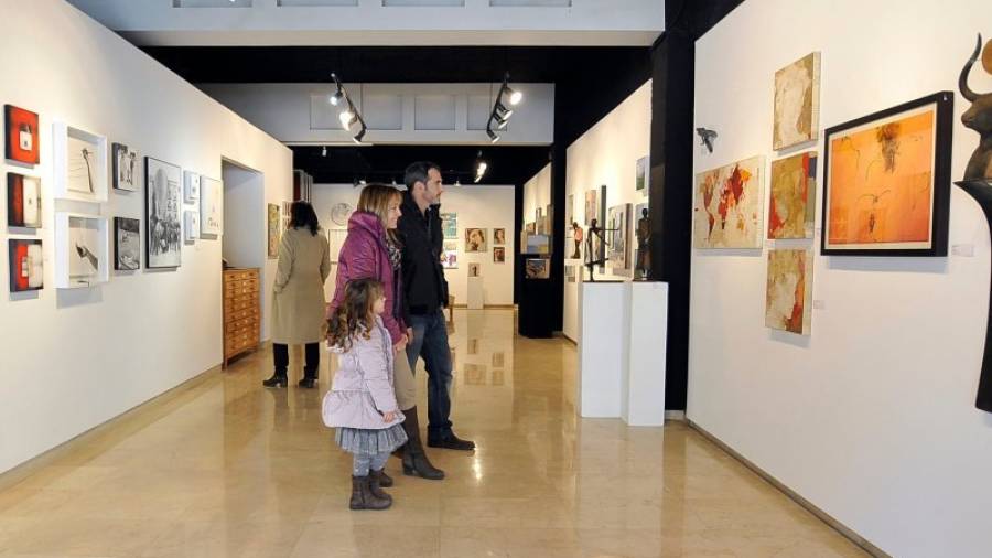 La exposición reúne las obras de 32 artistas. Foto: Alfredo González