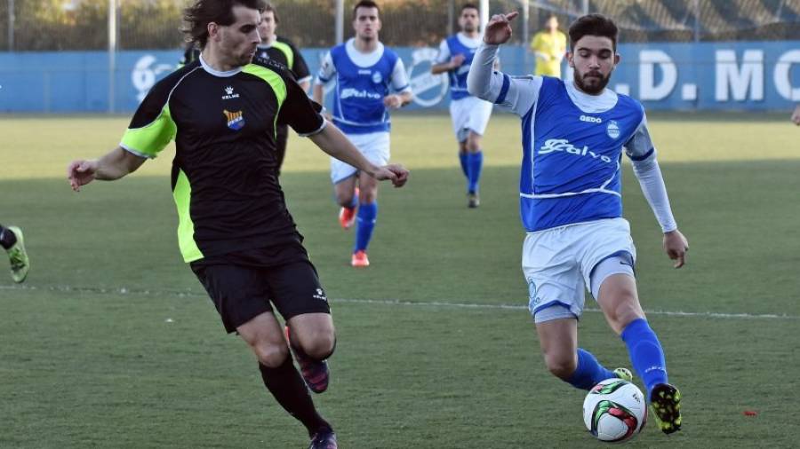 El jugador del Morell Adri Arjona (d) conduce el balón ante la oposición de un rival del Figueres, durante el partido de ayer. Foto: Alfredo González