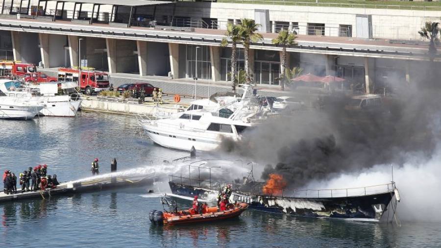 El nuevo incendio que se ha declarado poco antes de las 15:00 horas de hoy en el Port del Fòrum, en Sant Adrià de Besòs (Barcelona), que afecta a otras cuatro embarcaciones, sin que se hayan producido daños personales. Foto: EF