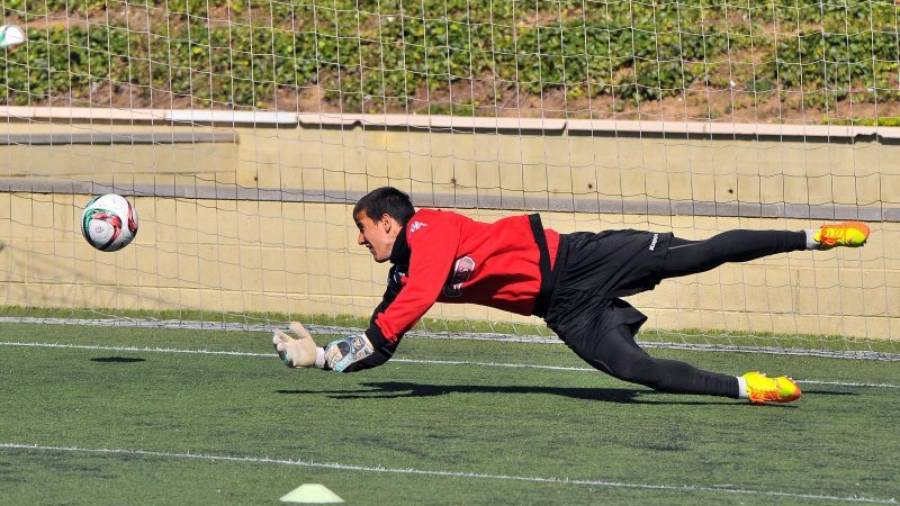 Edgar Badia se emplea a fondo durante el entrenamiento de ayer. Foto: xavi guix/CF Reus
