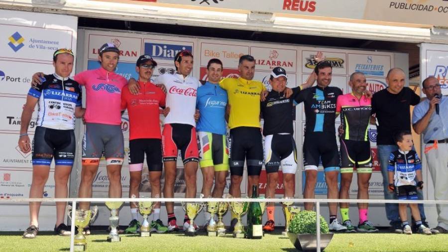 Foto de familia con todos los ganadores de la 53ª Volta a Tarragona, ayer en el podio de Reus. Foto: Alfredo González