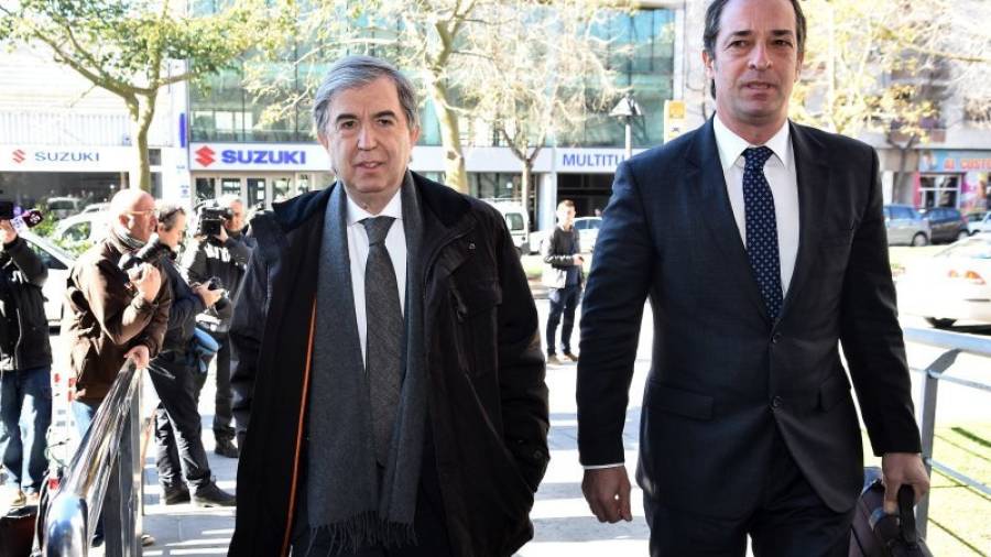 Miquel Vilardell (izquierda), entrando ayer en los Juzgados de Reus acompañado por su abogado. Foto: alfredo gonzález