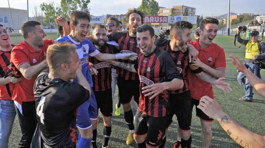 Los jugadores celebrando la histórica victoria del CF Reus. Foto: Alfredo González
