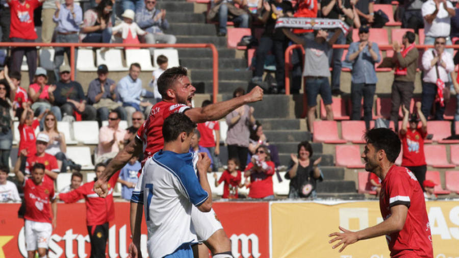Xavi Molina celebra con rabia su gol en el partido ante el Llagostera.