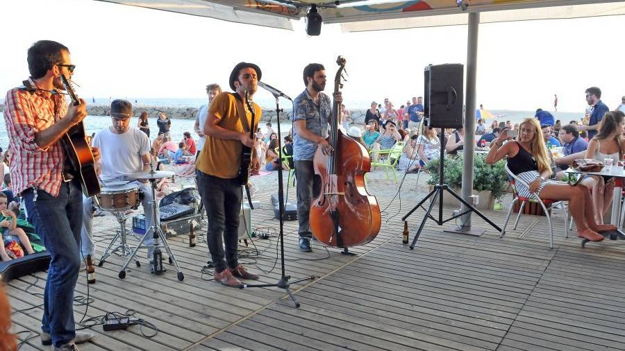 El concierto del pasado domingo atrajo a numerosas personas a este entorno idílico de la costa cambrilense. Foto: Alfredo González