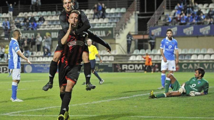Edgar Hernández festeja su gol, que dedicó a su hijo Dante, nacido hace una semana. Foto: Alfredo González