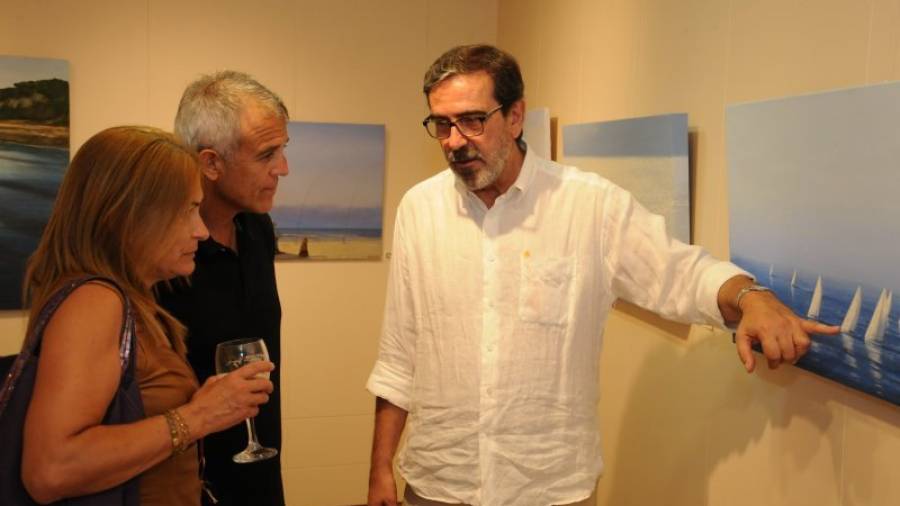 Juan Elorduy (derecha) conversa con dos asistentes a sus exposición en el Club Nàutic Salou. Foto: Iñaki Fernández