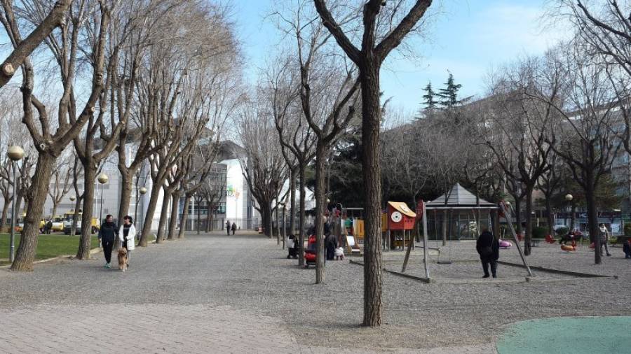 El parque está vallado y no conecta con la plaza del Univers ni con La Fira. Foto: Alfredo González