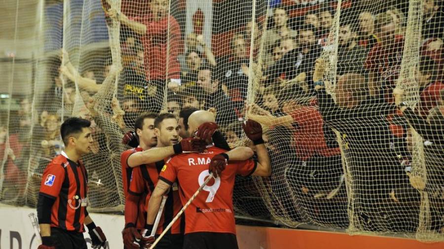 Los jugadores del Reus celebran un gol con sus aficionados. Foto: Alfredo González