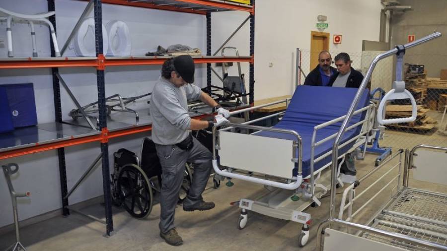 Los empleados del Centre Especial de Treball de la Fundació Pere Mata se encargan de reparar el material. Foto: A.G.