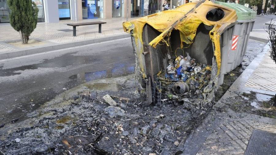 Imatge d'un dels contenidors presumptament crematpel detingut el passat mes de desembre al carrer Sant Joan de Reus. FOTO: ALFREDO GONZÁLEZ