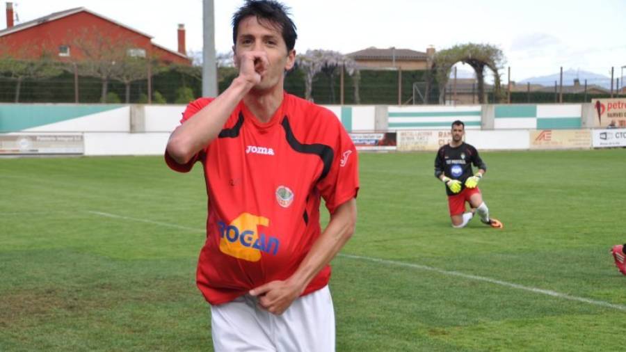 El delantero del Ascó Asier Eizaguirre dedica su gol, el primero del Ascó ayer en Peralada. Foto: Iris Solà