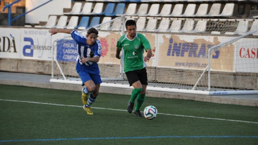 Imagen del partido que disputó ayer por la tarde el Ascó en el campo del Figueres. Foto: Iris Solà