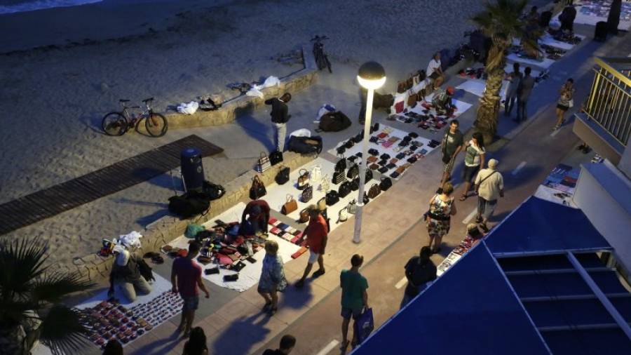 Turistas nacionales e internacionales no dudan en comprar en el improvisado mercado del paseo. Foto: Pere Ferré