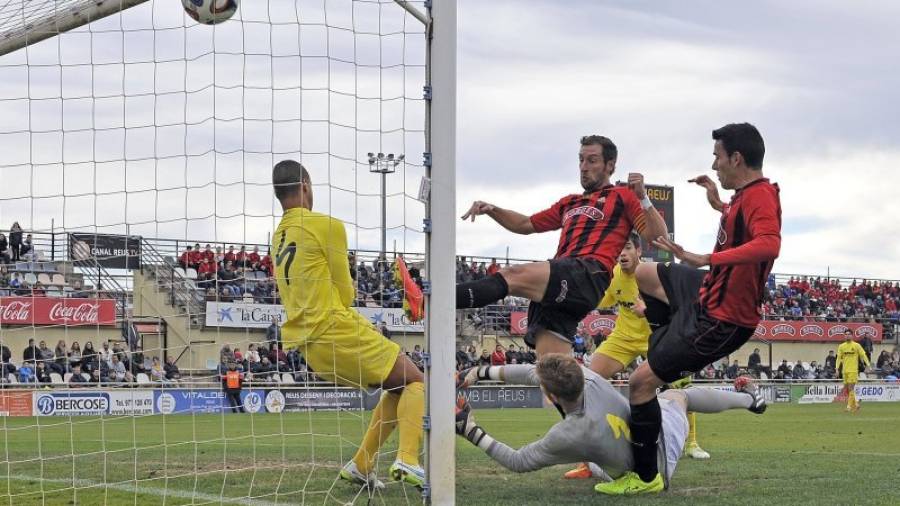 Marc Sellarès empuja el balón a la red, en el partido ante el Villarreal B. Foto: Alfredo González