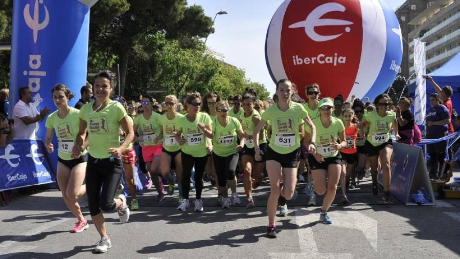 Imagen de la salida de las participantes en la tercera Cursa de la Dona desde la Avinguda Sant Jordi. Foto: Alfredo González