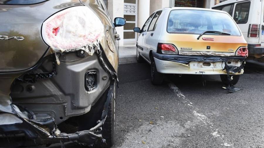 Detalle de dos coches que resultaron afectados por el fuego. Foto: Alfredo González