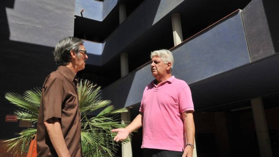 Antonio Montoya (derecha) es el responsable de l´Oficina d´Atenció al Veïnat. Foto: Alfredo González