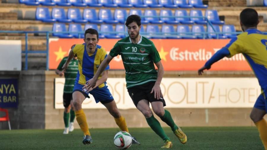 El delantero del Ascó Andreu Guiu, autor de los dos goles del equipo, en un lance del partido de ayer en el Nou Estadi de Palamós. Foto: Iris Solà