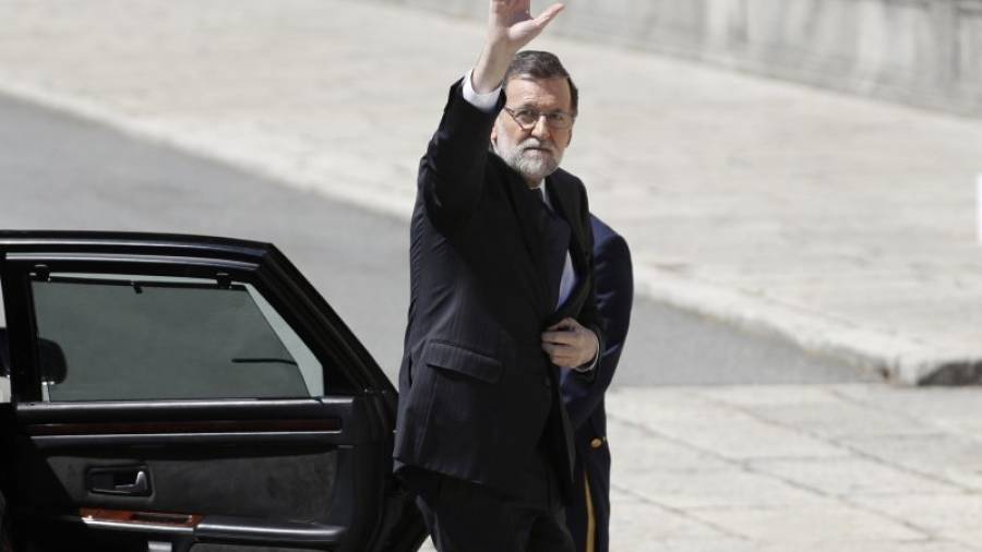 El presidente del Gobierno español, Mariano Rajoy, en una imagen de archivo, saluda a su llegada al Palacio de El Pardo, en Madrid. EFE