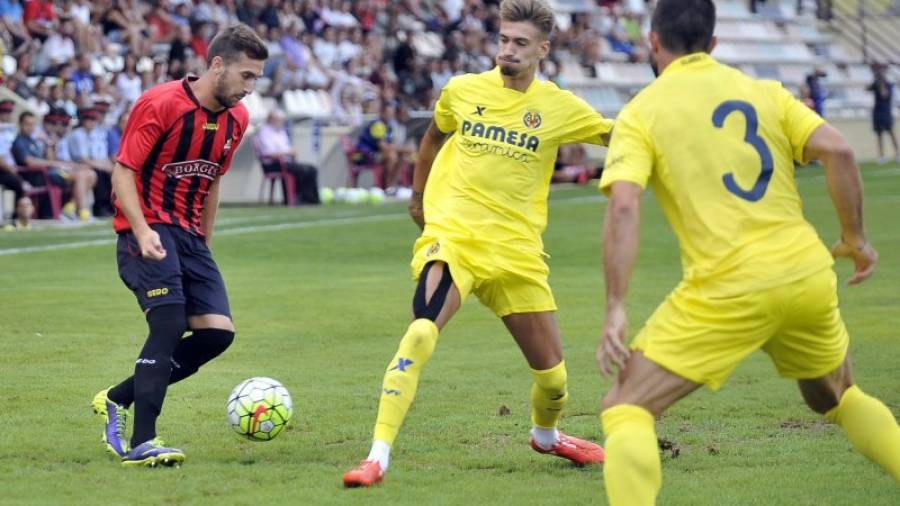 Alberto Benito trata de superar a un rival del Villarreal en su primer partido con el Reus. Foto: Alfredo González