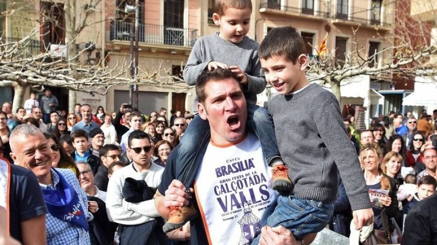 El barceloní Adrià Wegrzyn celebrant la seva novena victòria al Concurs de Menjar Calçots amb els seus dos fills ahir al migdia un cop finalitzada la competició. Va aconseguir menjar 178 calçots en 45 minuts, un