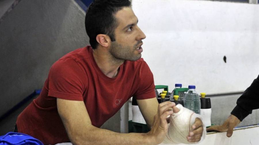 Jepi Selva, con su mano izquierda inmovilizada, durante el entrenamiento del Reus, el pasado lunes. Foto: Alfredo González