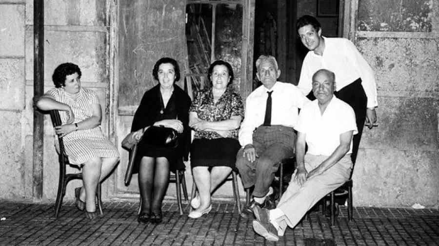 Any 1965. El Rafel Sim&oacute; al centre, amb corbata, la seva esposa Tresina i Salvador Fa, entre d’altres, a la porta de la seva fusteria. FOTO: fons Fotos-Fervi / Tarragona antiga