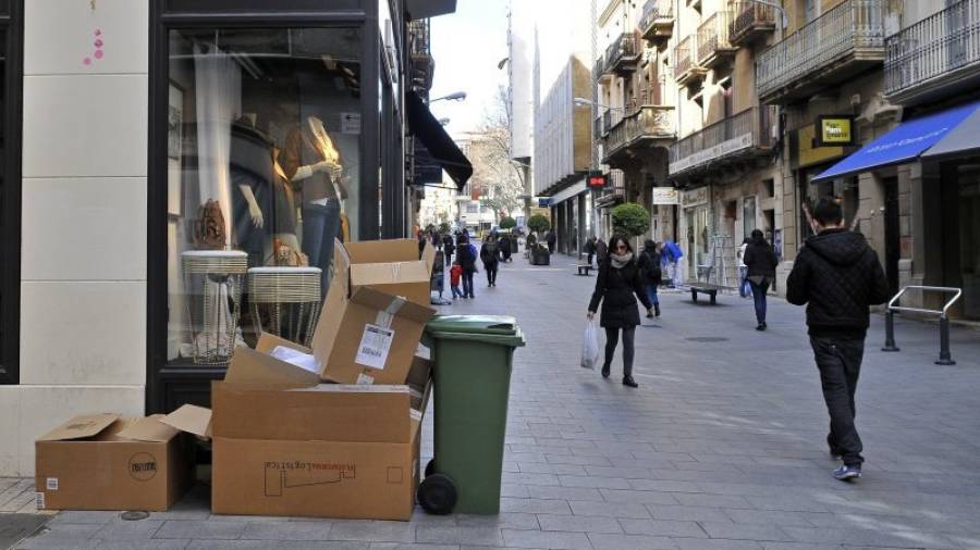Cartón acumulado para su recogida en la puerta de un comercio de la calle Llovera de Reus. Foto: A. González