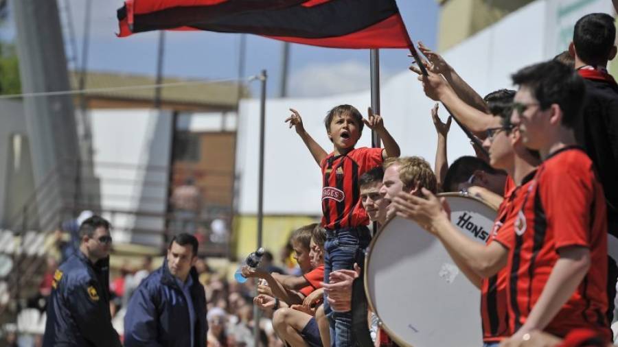 Las gradas del Estadi , repletas de aficionados jóvenes con ánimos de alentar al equipo. Foto: Alfredo González