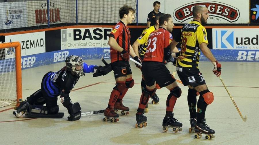 Los rojinegros, en su partido liguero ante el Noia, el rival de hoy de los calafellenses. Foto: Alfredo González