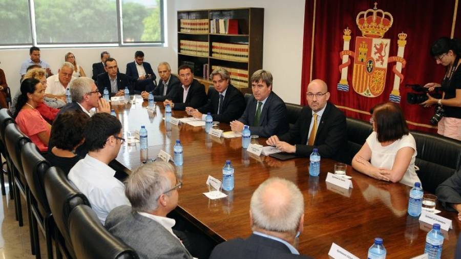 Imagen de la reunión mantenida el pasado jueves por Miguel Cardenal con alcaldes y responsables relacionados con los Juegos. Foto: Alfredo González