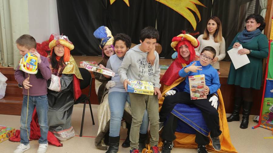 Imagen de la entrega de juguetes en la Escola Sant Rafael de Tarragona, ayer a mediodÃ­a. FOTO: LLUÃ�S MILIÃ�N