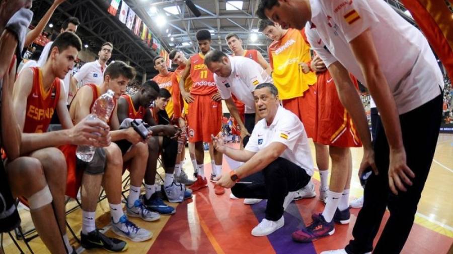 El entrenador de la selección sub-17, Alejandro Martínez, da instrucciones al equipo junto a Berni Álvarez en el Mundial de Zaragoza. Foto: FEB
