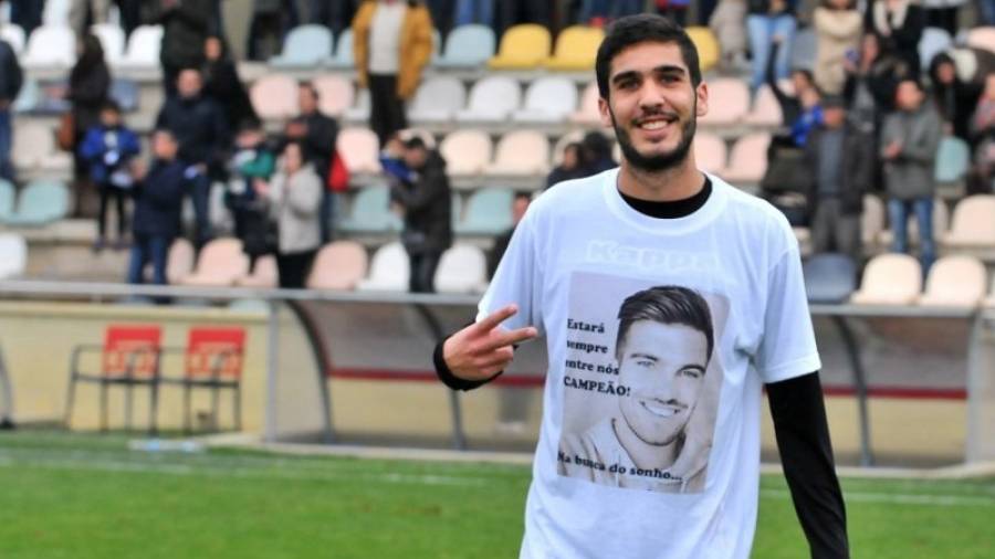 Dinis posa en el césped del Estadi con la camiseta con dedicatoria a Alexandre. Foto: Xavi Guix/CF Reus