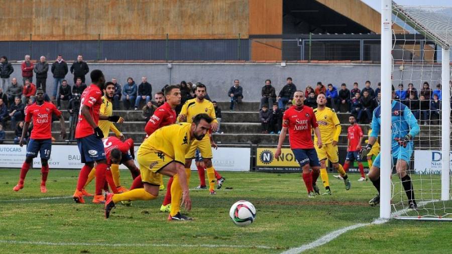 El mediocentro rojinegro, ayer de amarillo, López Garai no puede llegar al remate y ve como el esférico sale fuera en Olot. Foto: Xavi Guix/CF Reus Deportiu