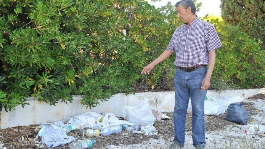 Antonio Garrido muestra las bolsas de basura acumuladas desde hace meses en el viejo complejo. Foto: A. González