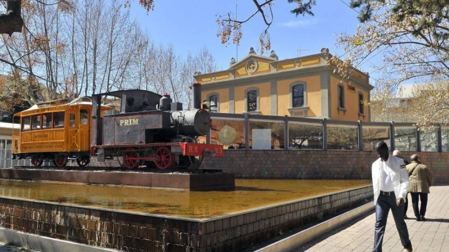 La locomotora Prim, una de las tres primeras que tuvo el Ferrocarril Económico, preside la plaza del Carrilet de Salou junto a la estación de aquella época. Foto: Alfredo González