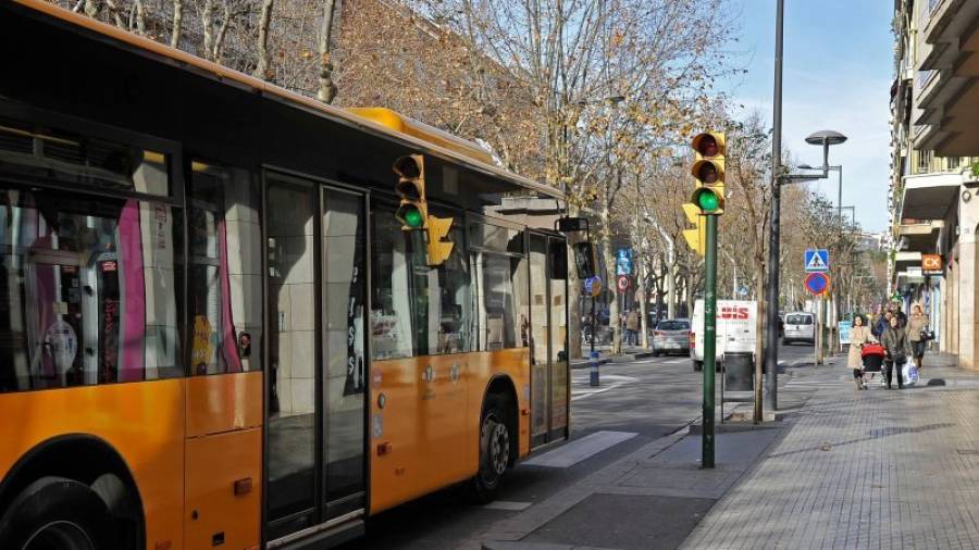 Imagen del semáforo del paseo Prim que hace esquina con la calle Vapor Vell, uno de los que sería de prioridad para los autobuses. Foto: A. González