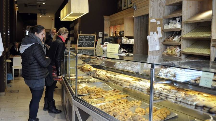 El ladrón asaltó esta panadería el domingo y se quedó con los 900==euro== de la caja registradora. Foto: A. González
