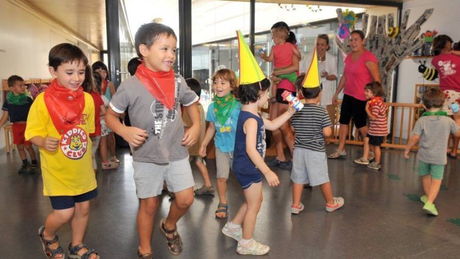 Els nens ballen els clàssics de la Festa Major, una de les activitats programades a l´estiu. Foto: Alfredo González