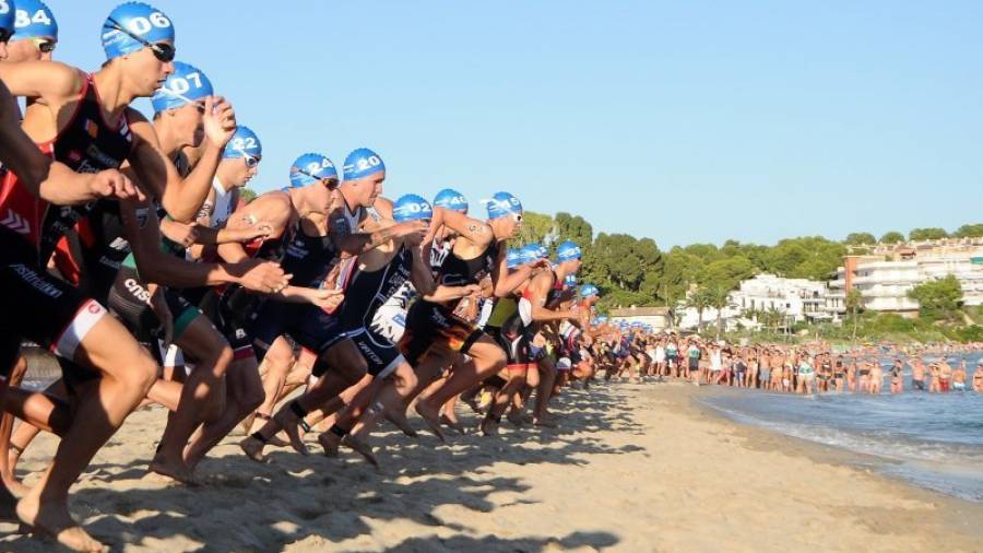 Un centenar de triatletas tomaron la salida en la prueba élite masculina ante el numeroso público que se concentró en la playa de Altafulla. Foto: Alfredo González