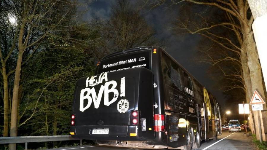 El autobús del Borussia Dortmund tras el ataque. Foto: EFE