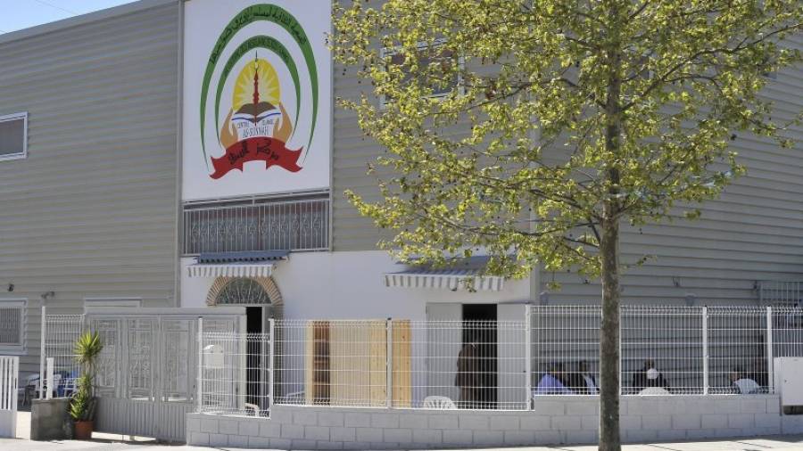 Imagen de ayer del exterior de la mezquita de Reus, ubicada en el polígono Granja Vila. Foto: Alfredo González