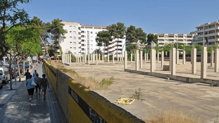 El solar, donde antes estaba la urbanización Miraflores, conserva los cimientos de un proyecto fallido de apartamentos. Foto: Alfredo González