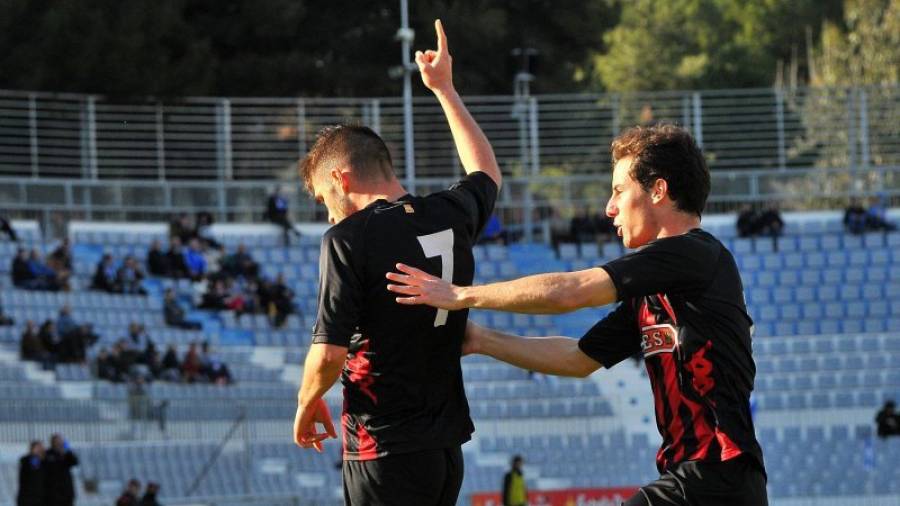 Fran Carbia y Ricardo Vaz celebran el gol rojinegro en Sabadell, el pasado domingo. Foto: xavi guix/CF Reus