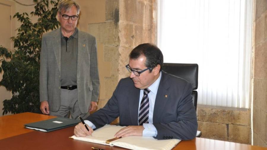 El conseller de Governació Jordi Jané firmó en el libro de honor del Ayuntamiento de Torredembarra. Foto: DT